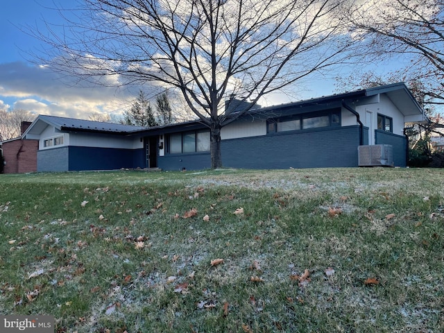 view of front facade featuring a front yard and brick siding