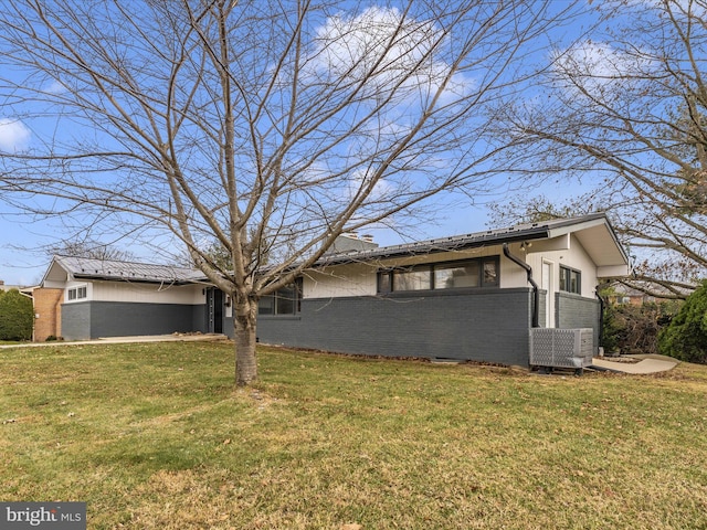 view of front of home with a front yard