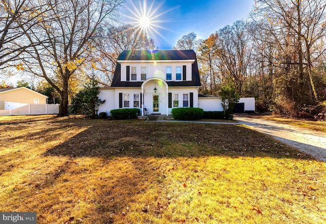 view of front of house featuring a front yard