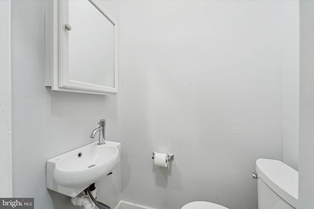 bathroom featuring sink and toilet