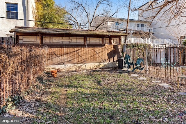 view of yard featuring fence