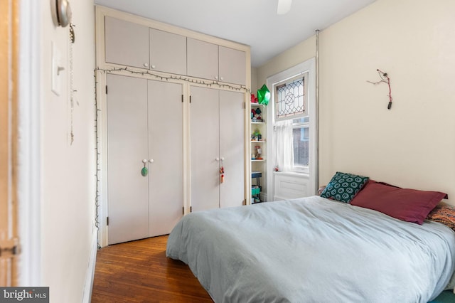 bedroom with dark wood-style floors and ceiling fan