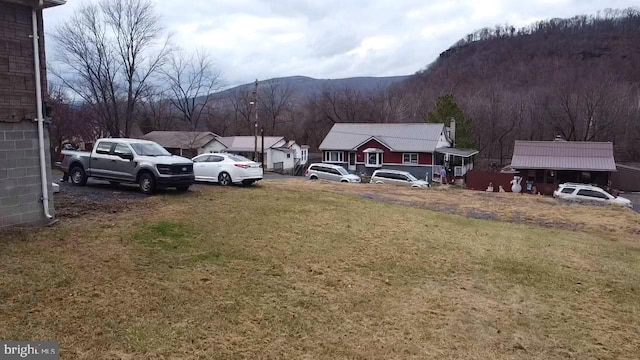 view of yard featuring a mountain view