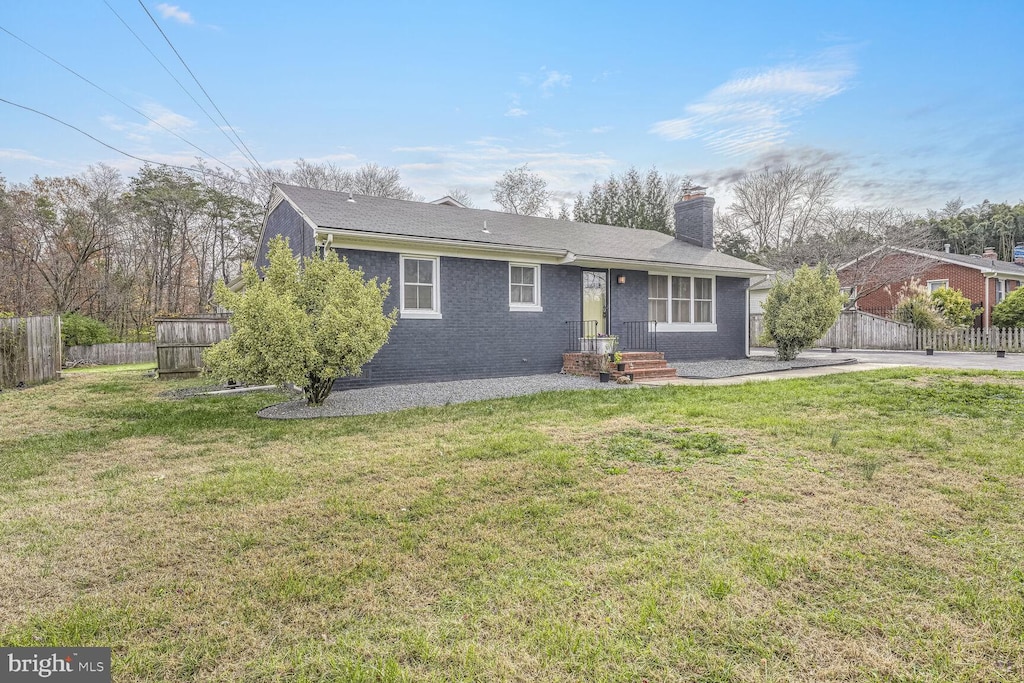 single story home featuring a front lawn