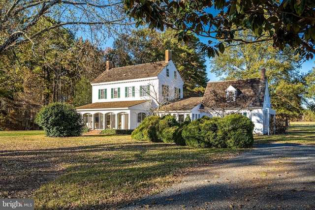 view of front of home featuring a front yard