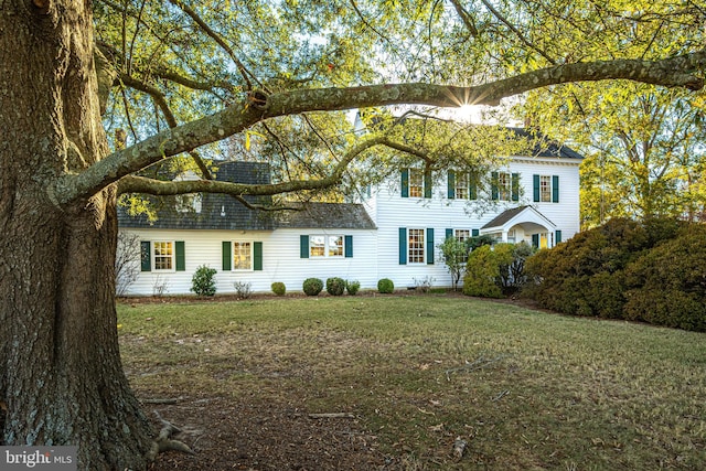 view of front of house with a front lawn