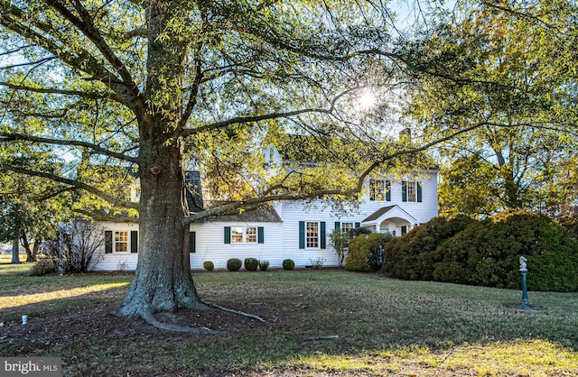 view of front of property with a front lawn