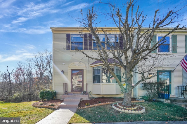 multi unit property featuring a front yard