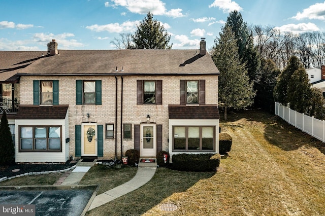 townhome / multi-family property featuring a front yard