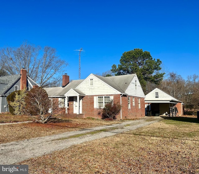 view of front of house featuring a front lawn and a carport