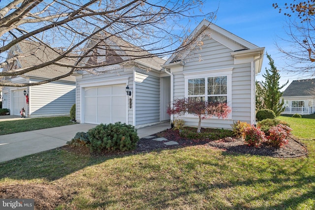 view of front of property featuring a front yard