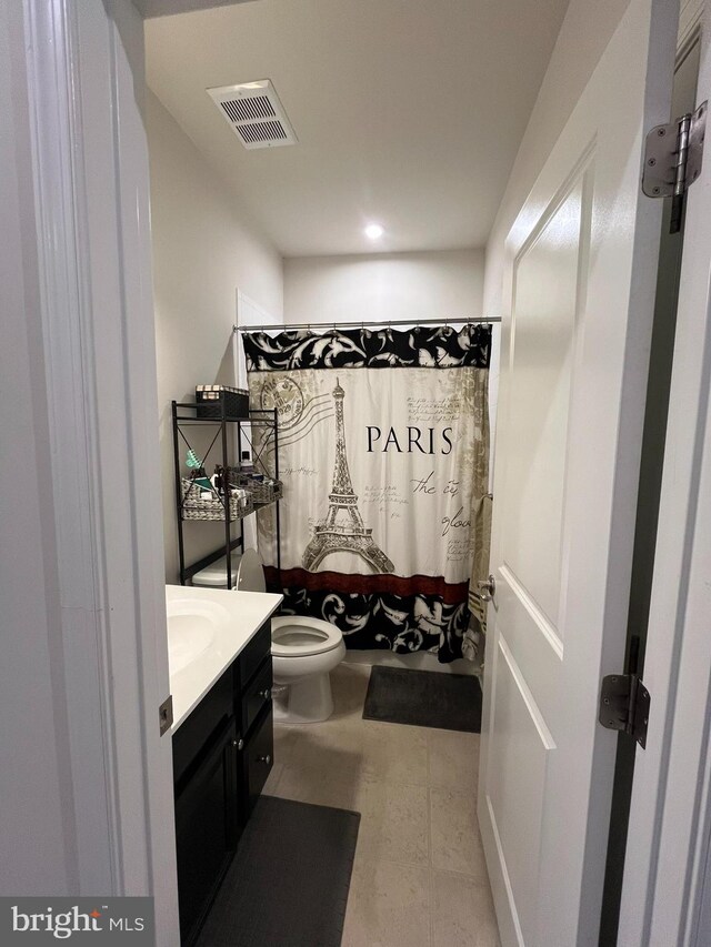 bathroom featuring a shower with shower curtain, vanity, and toilet