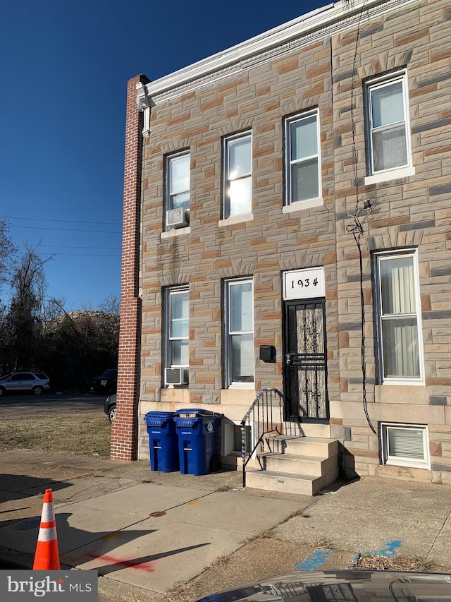 townhome / multi-family property featuring cooling unit