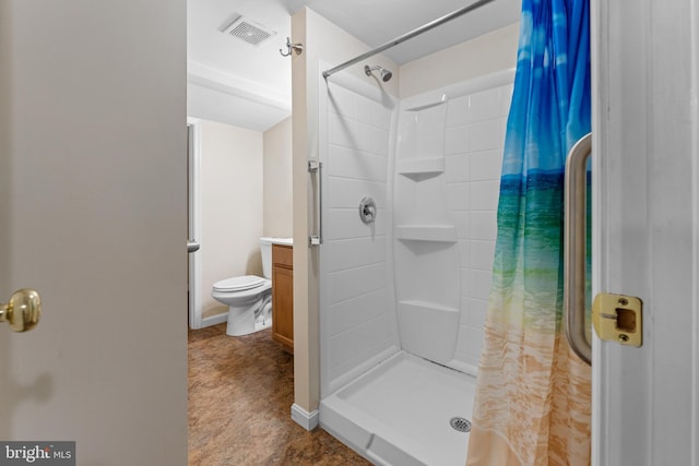 bathroom with vanity, toilet, and curtained shower