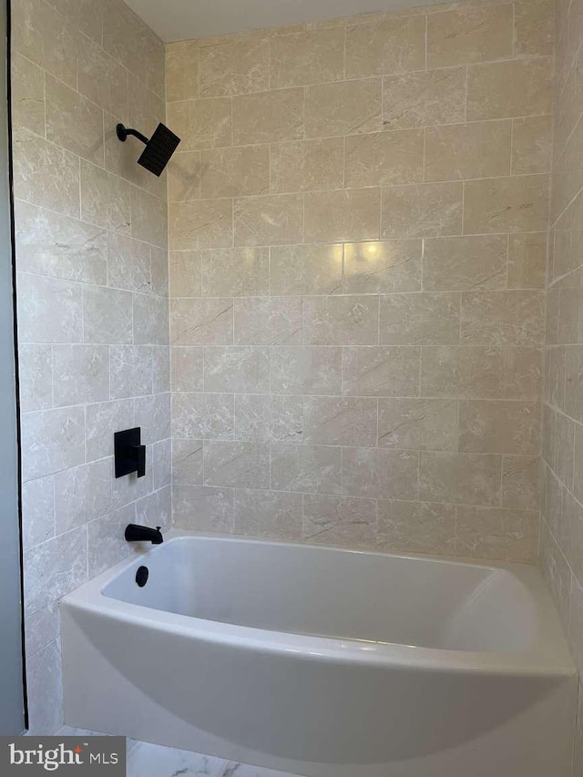 bathroom featuring tiled shower / bath combo