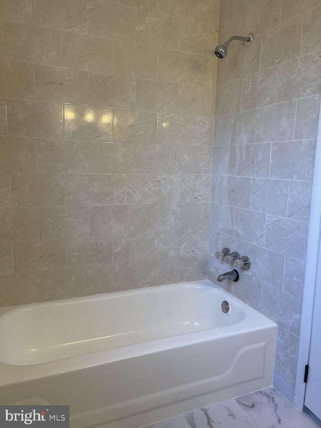 bathroom with tiled shower / bath