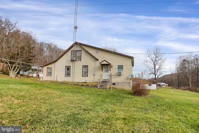 view of front of property featuring a front yard