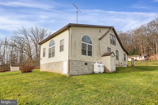 back of house featuring a yard