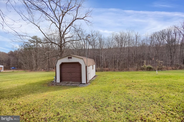 view of yard with an outbuilding