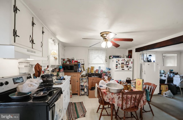 dining room featuring ceiling fan