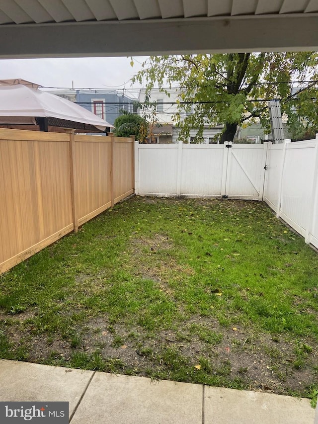 2863 Chatham St, Philadelphia, PA 19134 - view of yard featuring a gate