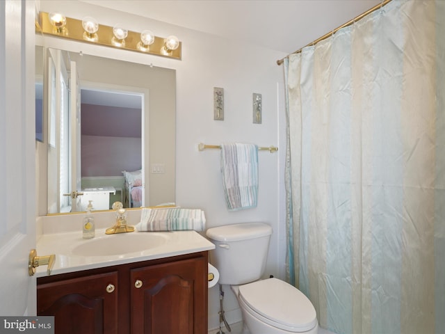 bathroom with a shower with curtain, vanity, and toilet