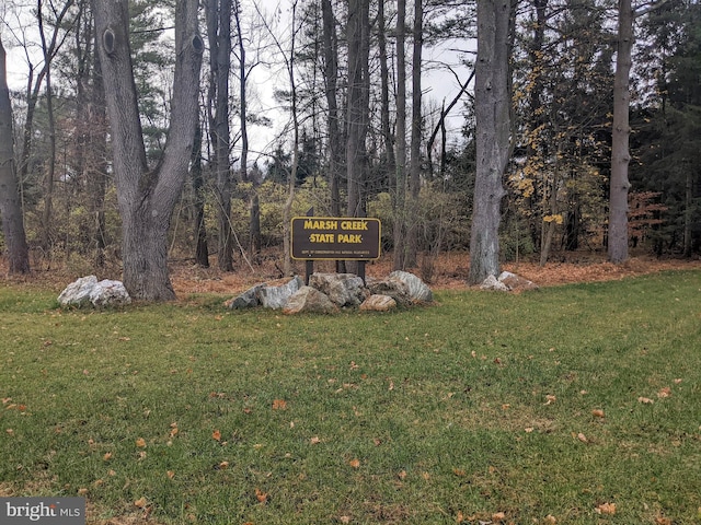 community / neighborhood sign with a yard