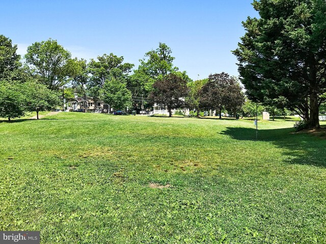 view of property's community featuring a lawn