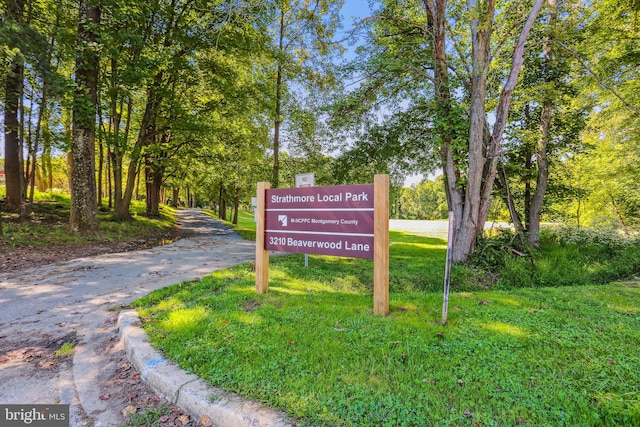 view of community / neighborhood sign