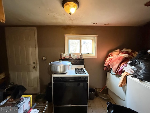 laundry area featuring light tile patterned flooring