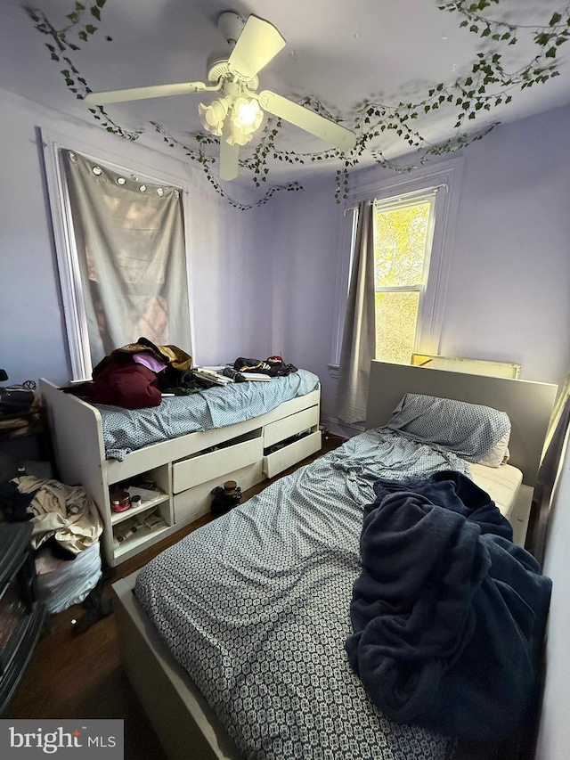 bedroom with ceiling fan