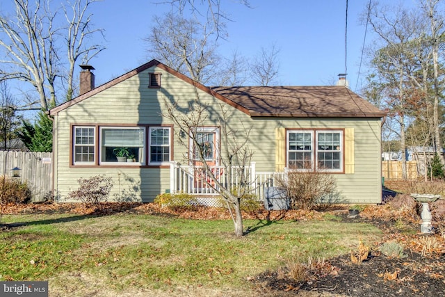 view of front of home with a front lawn