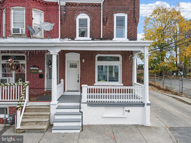 view of front of property featuring covered porch