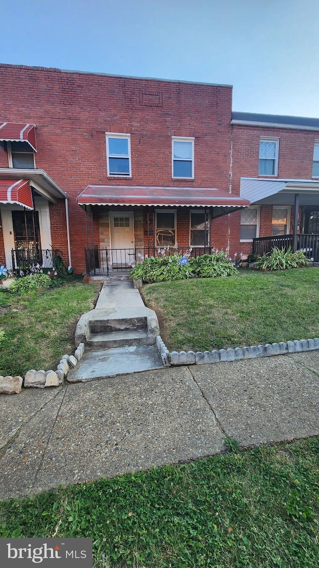 view of front of property featuring a front yard