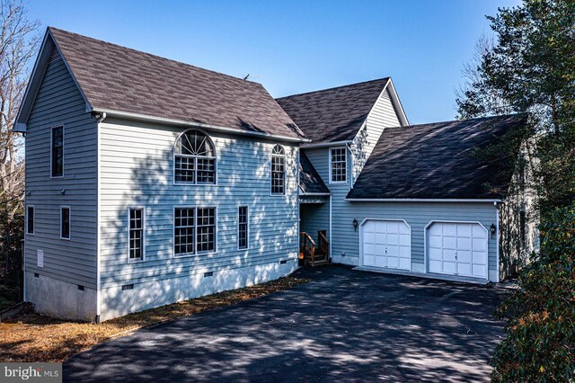 view of front facade featuring a garage