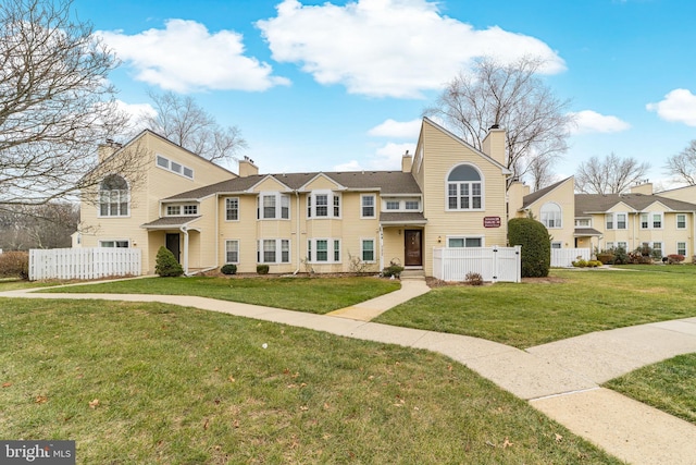 view of front of property featuring a front lawn