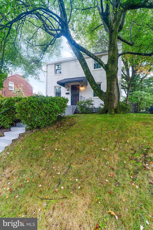 view of front of property featuring a front lawn