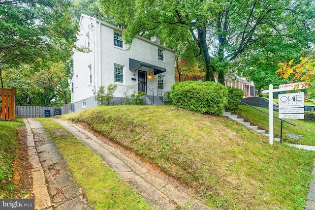 view of front of house featuring a front lawn