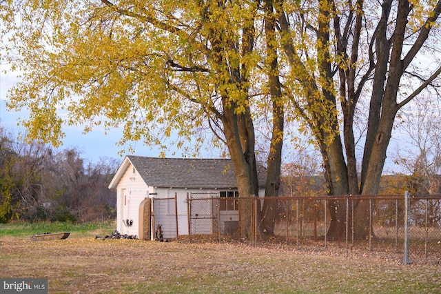 view of yard with a storage shed