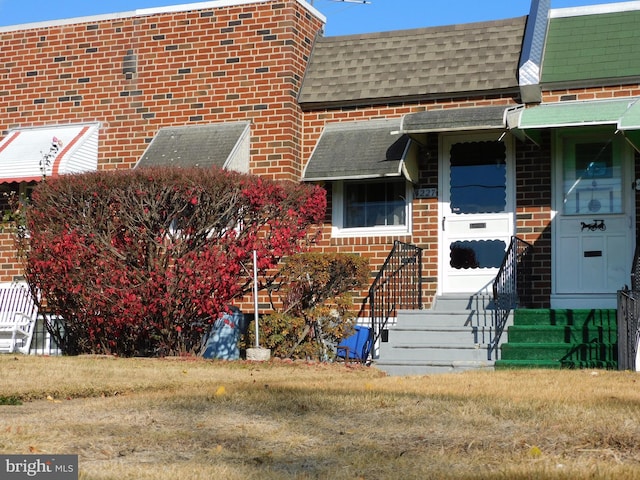 view of front of home featuring a front yard