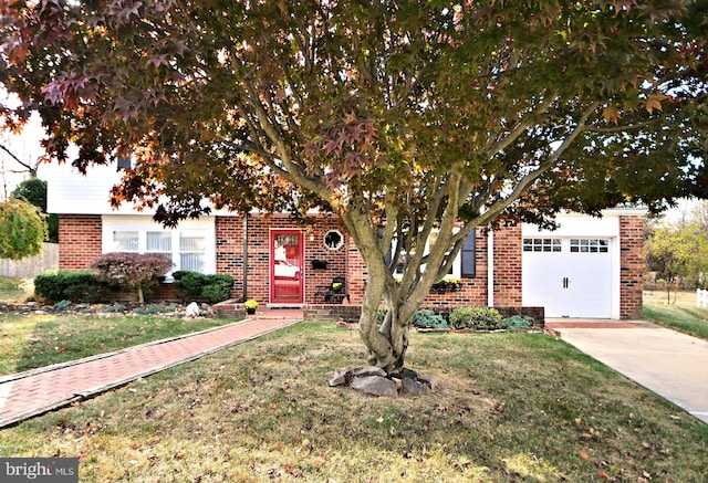 view of front facade featuring a garage and a front yard