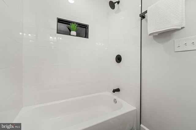 bathroom featuring tiled shower / bath combo