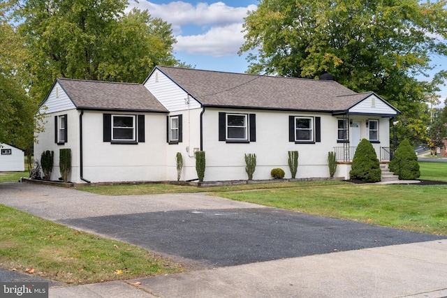 view of front of property featuring a front lawn