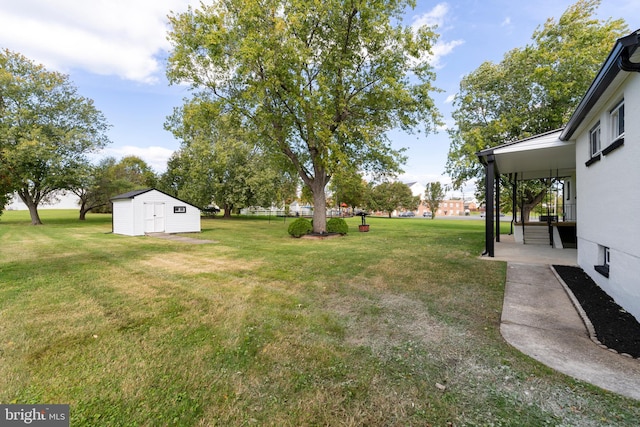 view of yard featuring a storage shed