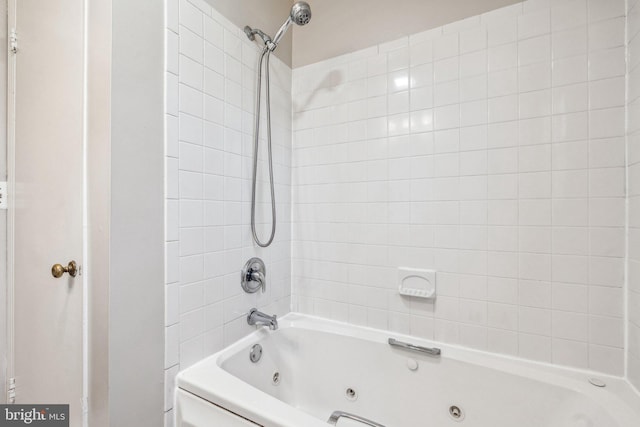 bathroom with tiled shower / bath