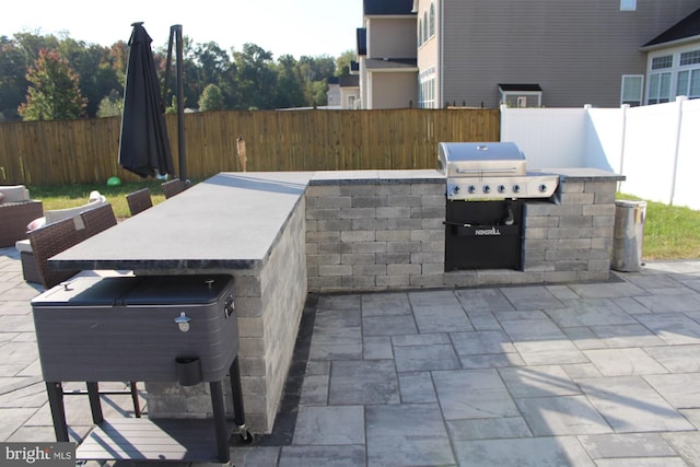 view of patio with an outdoor kitchen and grilling area