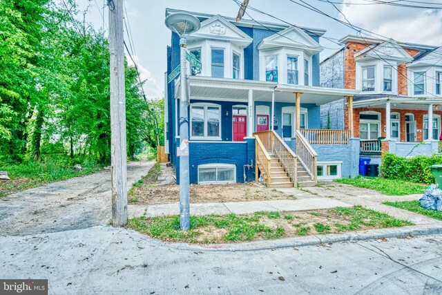 view of front of property featuring a porch