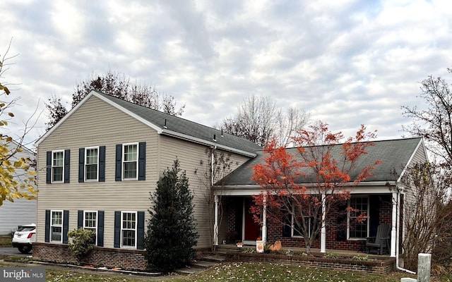 view of front of property featuring a front lawn