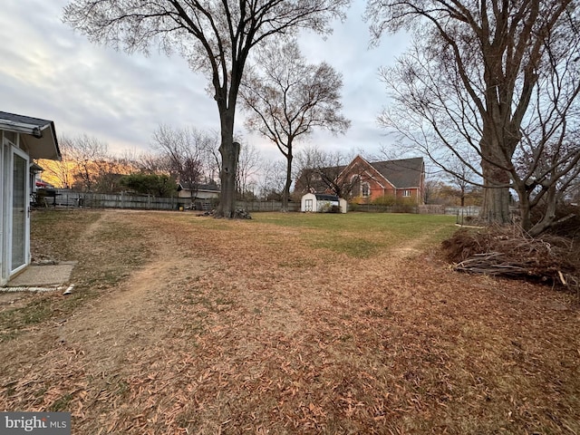 view of yard featuring a shed