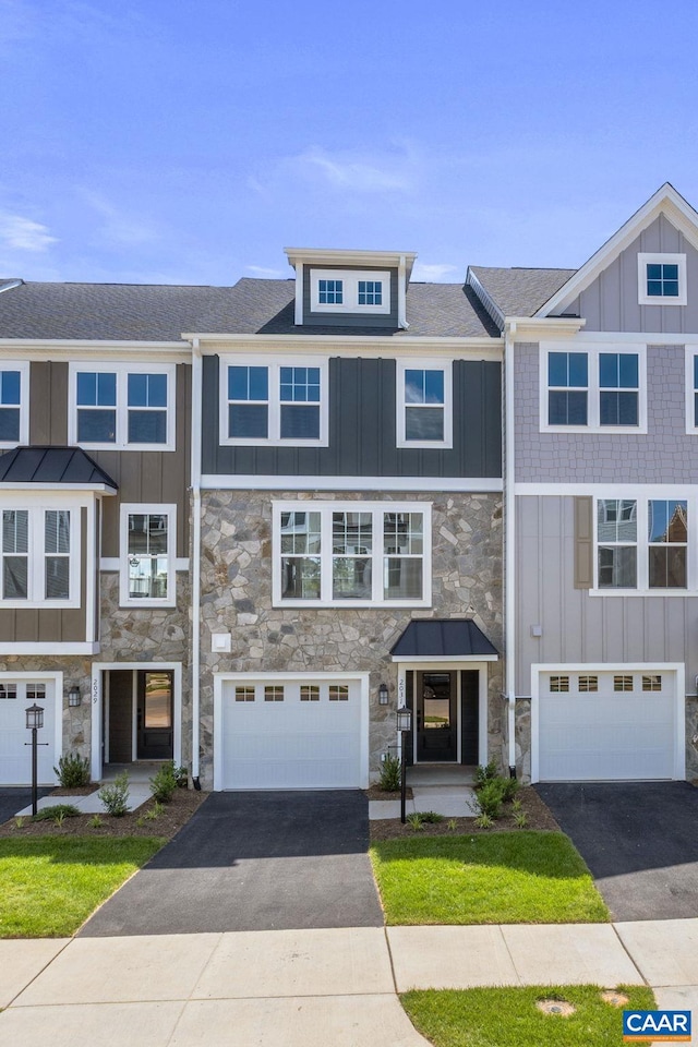 townhome / multi-family property featuring a garage